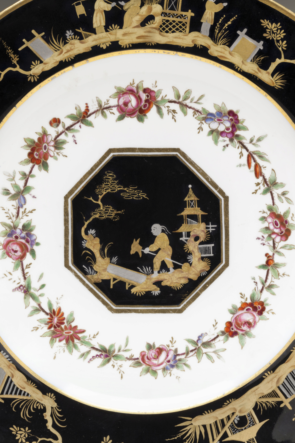 Porcelaine de Sèvres : chinoiseries à fond noir ou fond d'écaille à l'imitation du laque 2015_n16