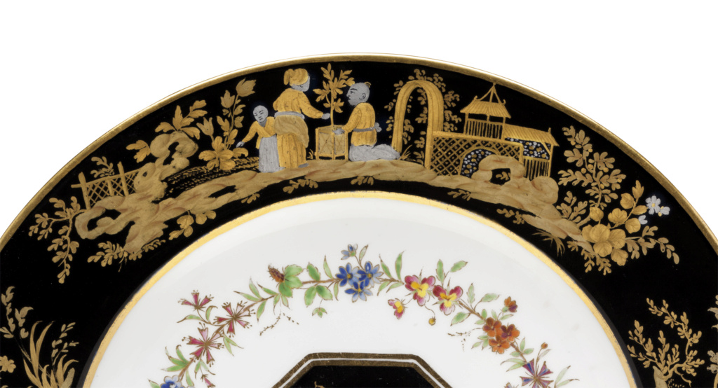 Porcelaine de Sèvres : chinoiseries à fond noir ou fond d'écaille à l'imitation du laque 2015_n18
