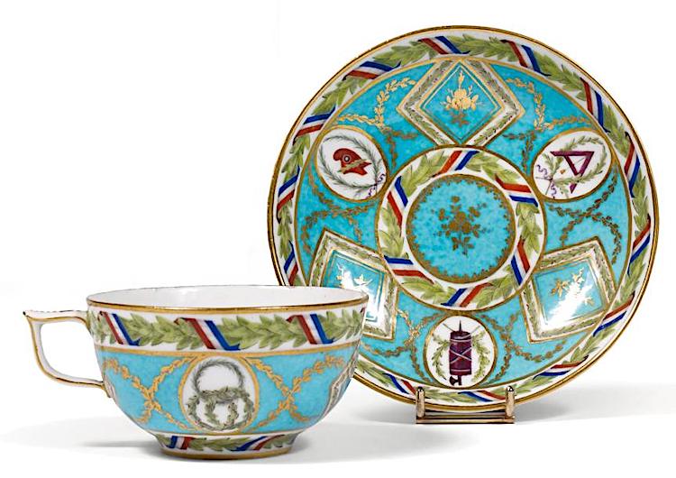 Les services en porcelaine de Sèvres à décors "révolutionnaires" (durant la Révolution française) 2043410