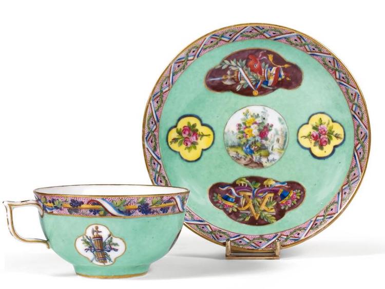 Les services en porcelaine de Sèvres à décors "révolutionnaires" (durant la Révolution française) 2063110