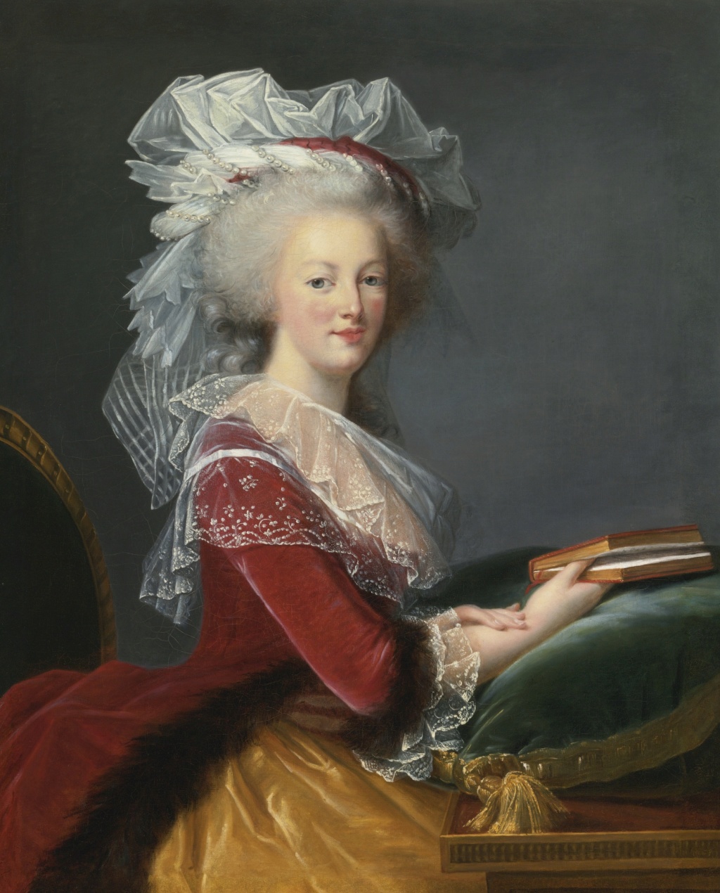 Marie Antoinette au livre, en robe rouge, par et d'après Elisabeth Vigée Le Brun (1785) 231n0910