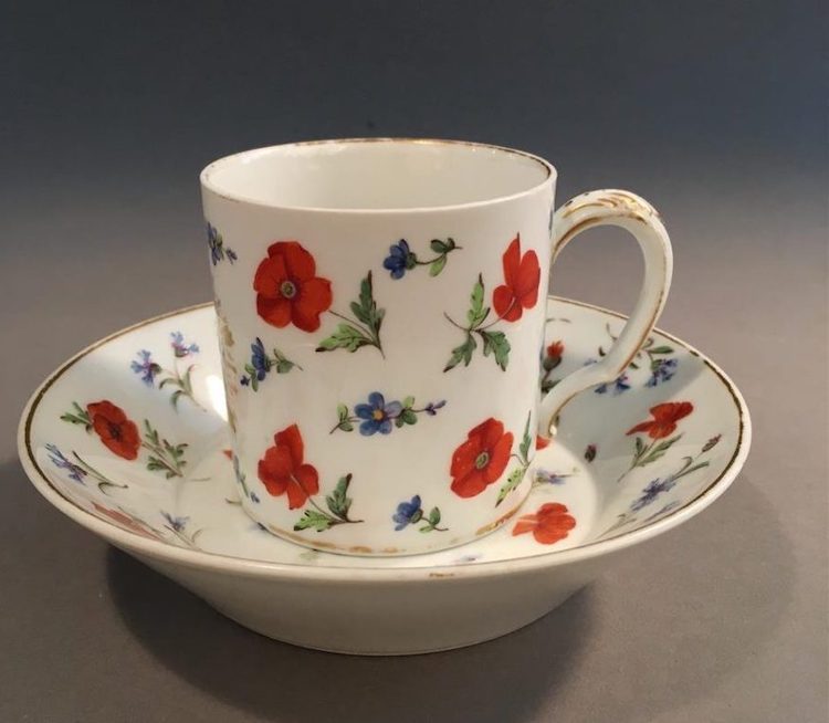 Les services en porcelaine de Sèvres à décors "révolutionnaires" (durant la Révolution française) 24096511