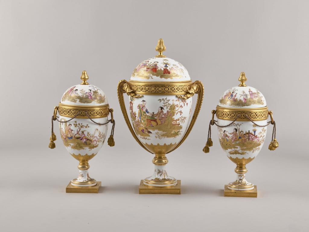 Les vases "oeuf" en porcelaine de Sèvres du XVIIIe siècle 38728611