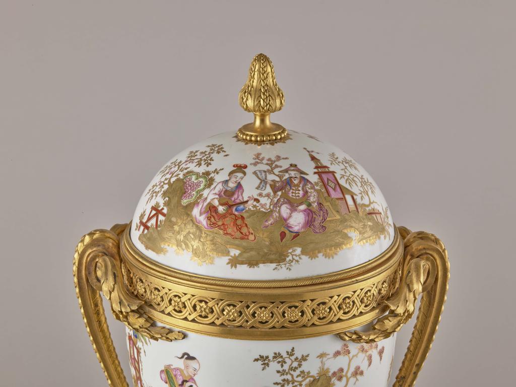 Les vases "oeuf" en porcelaine de Sèvres du XVIIIe siècle 38728810