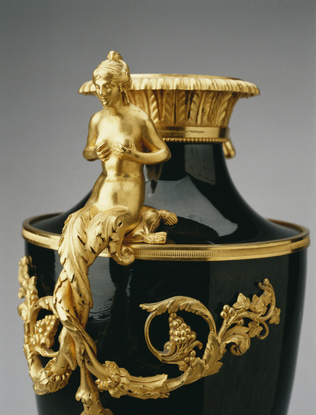 Porcelaine de Sèvres : chinoiseries à fond noir ou fond d'écaille à l'imitation du laque 52193510