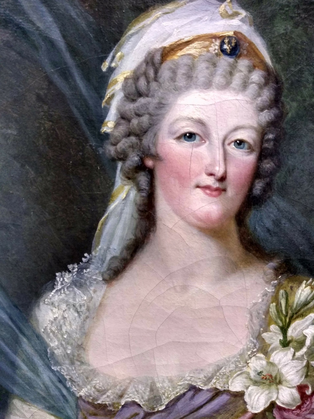 Portraits de Marie-Antoinette costumée à l'antique, ou en vestale, par et d'après F. Dumont  - Page 2 55667814