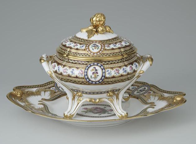 riche - Service en porcelaine de Sèvres "à décor riche en couleurs et riche en or" de Marie-Antoinette 58882510