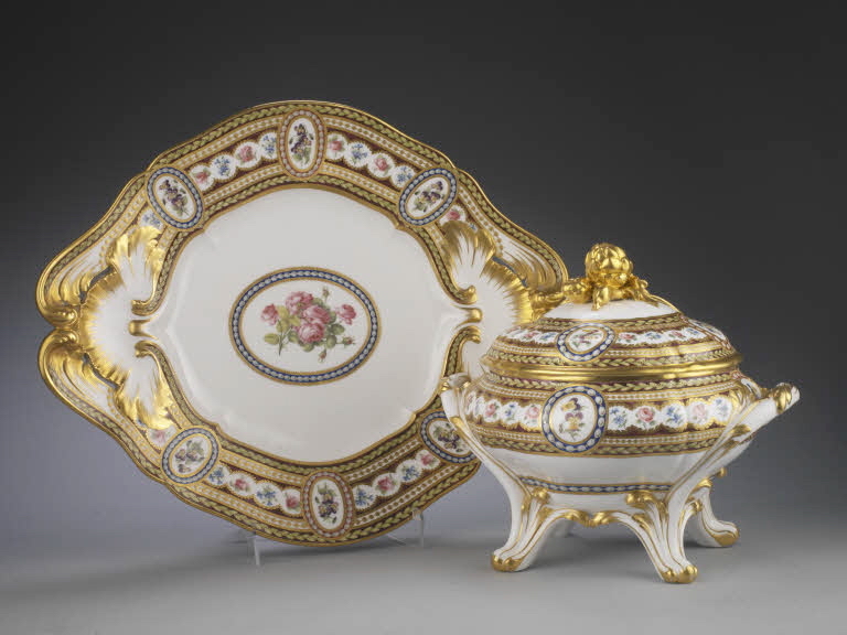 riche - Service en porcelaine de Sèvres "à décor riche en couleurs et riche en or" de Marie-Antoinette 64177_10