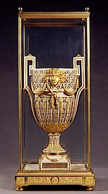 Pendules et vases en ivoire tourné de (et par) la famille royale 88-00310