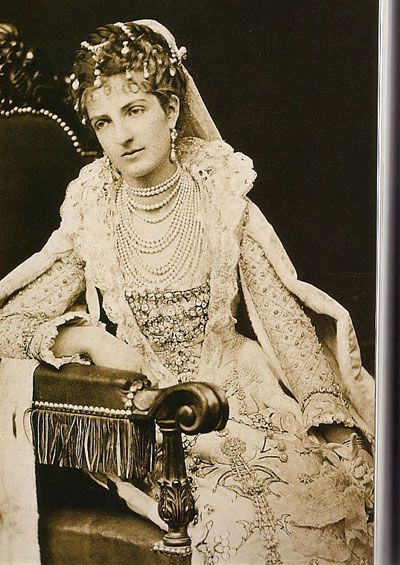 Quatre perles parmi les plus célèbres au monde : La Régente (Perle Napoléon), La Pélégrina, La Pérégrina, La perle de Marie-Antoinette - Page 2 A29d2412