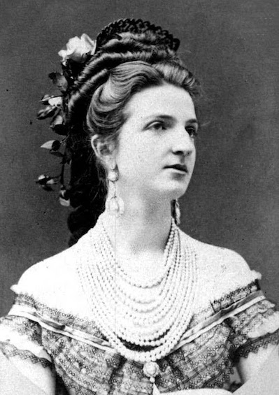 Quatre perles parmi les plus célèbres au monde : La Régente (Perle Napoléon), La Pélégrina, La Pérégrina, La perle de Marie-Antoinette - Page 2 A4aad112