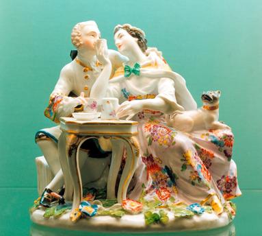 Le goût des carlins au XVIIIe siècle : porcelaines et franc-maçonnerie. Akg24410