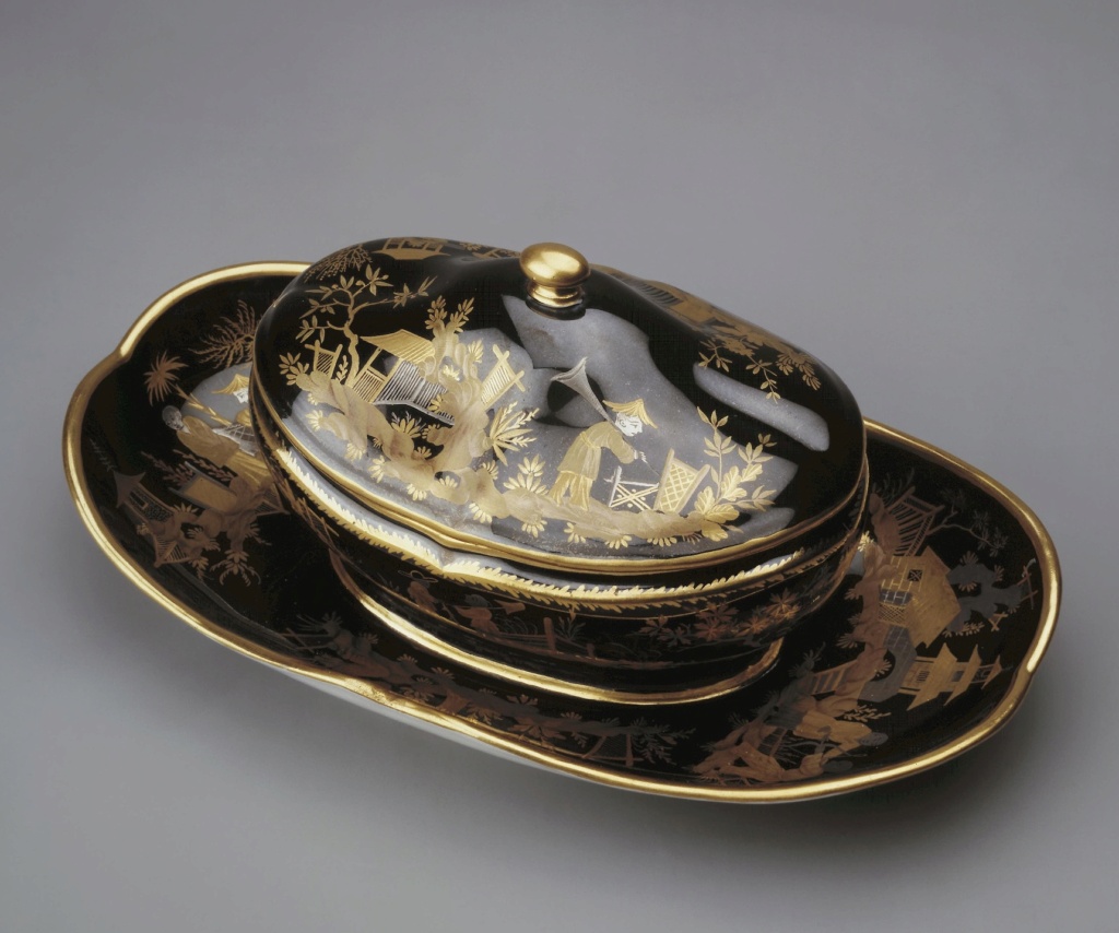 Porcelaine de Sèvres : chinoiseries à fond noir ou fond d'écaille à l'imitation du laque Balck_10
