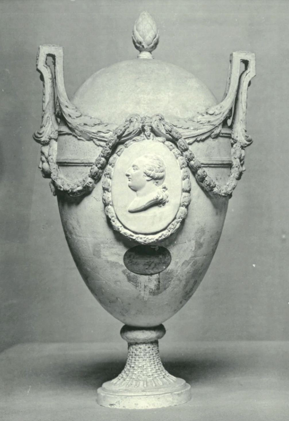 Les vases "oeuf" en porcelaine de Sèvres du XVIIIe siècle Capt1114