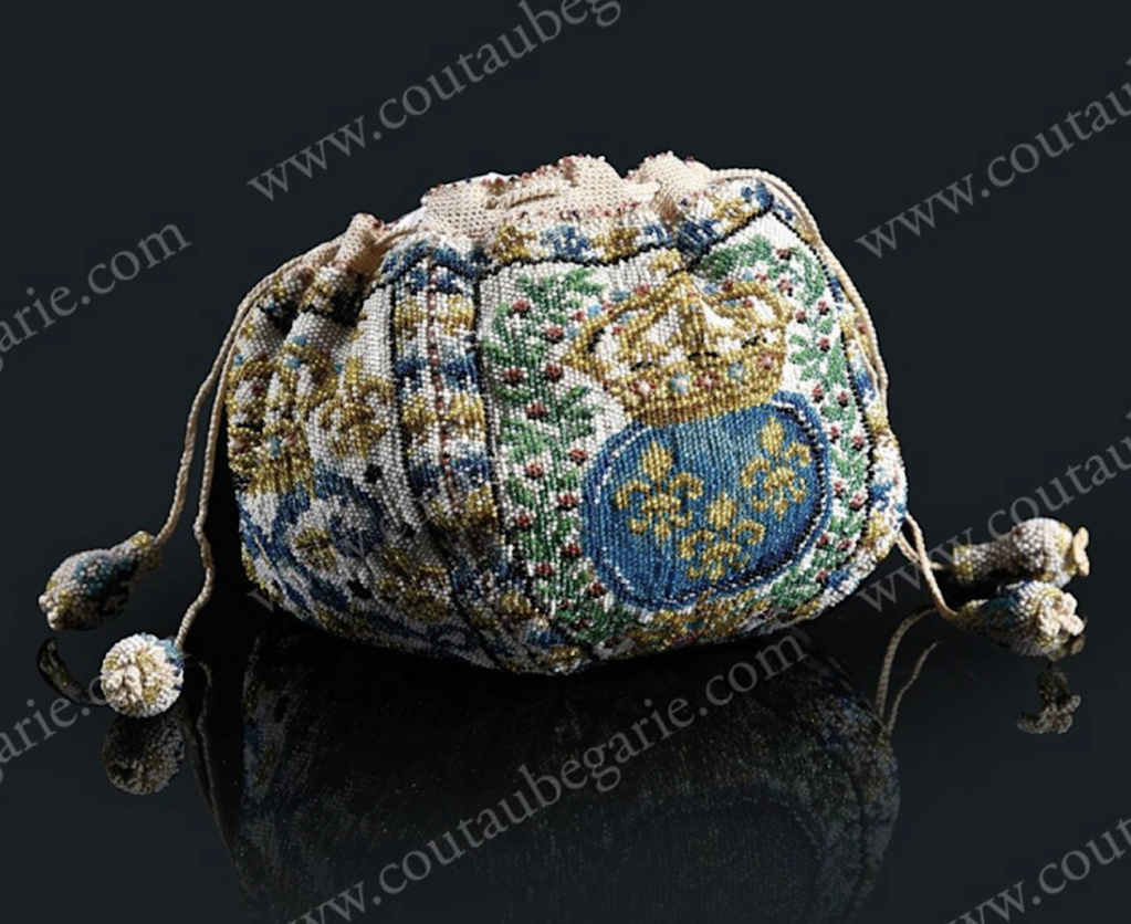 Accessoires réalisés en "sablé de perles" au XVIIIe siècle Capt1212
