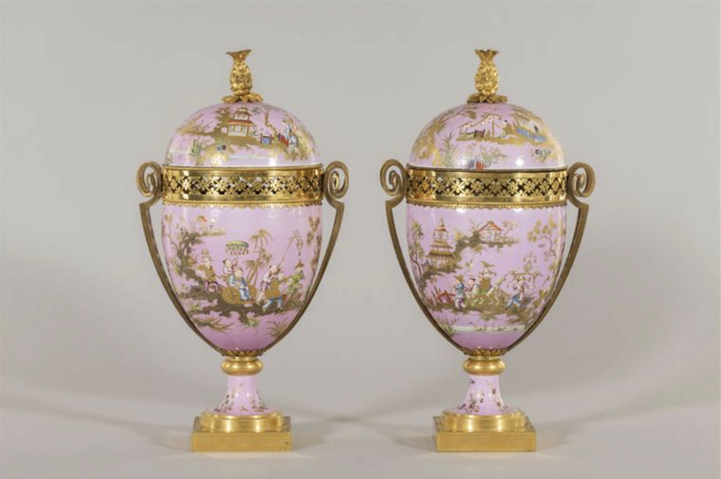 Les vases "oeuf" en porcelaine de Sèvres du XVIIIe siècle Capt1300