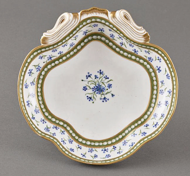 Service en porcelaine de Sèvres "à décor de perles et de barbeaux" de Marie-Antoinette - Page 2 Capt1337