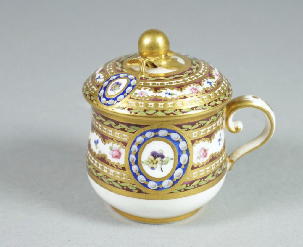 Service en porcelaine de Sèvres "à décor riche en couleurs et riche en or" de Marie-Antoinette - Page 2 Capt1468