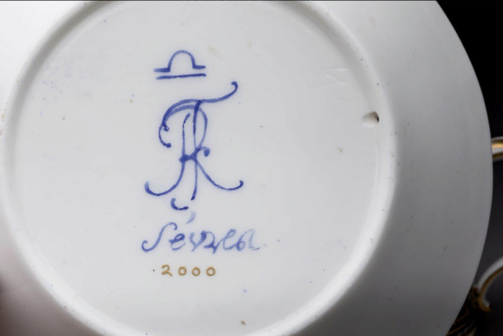Les services en porcelaine de Sèvres à décors "révolutionnaires" (durant la Révolution française) Capt2049
