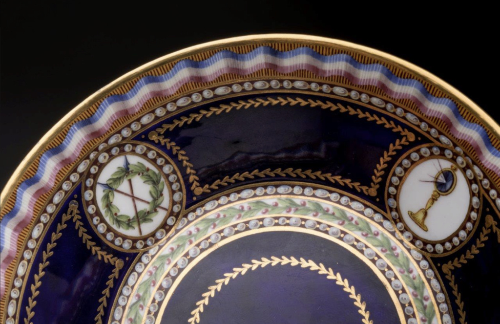 Les services en porcelaine de Sèvres à décors "révolutionnaires" (durant la Révolution française) Capt2051