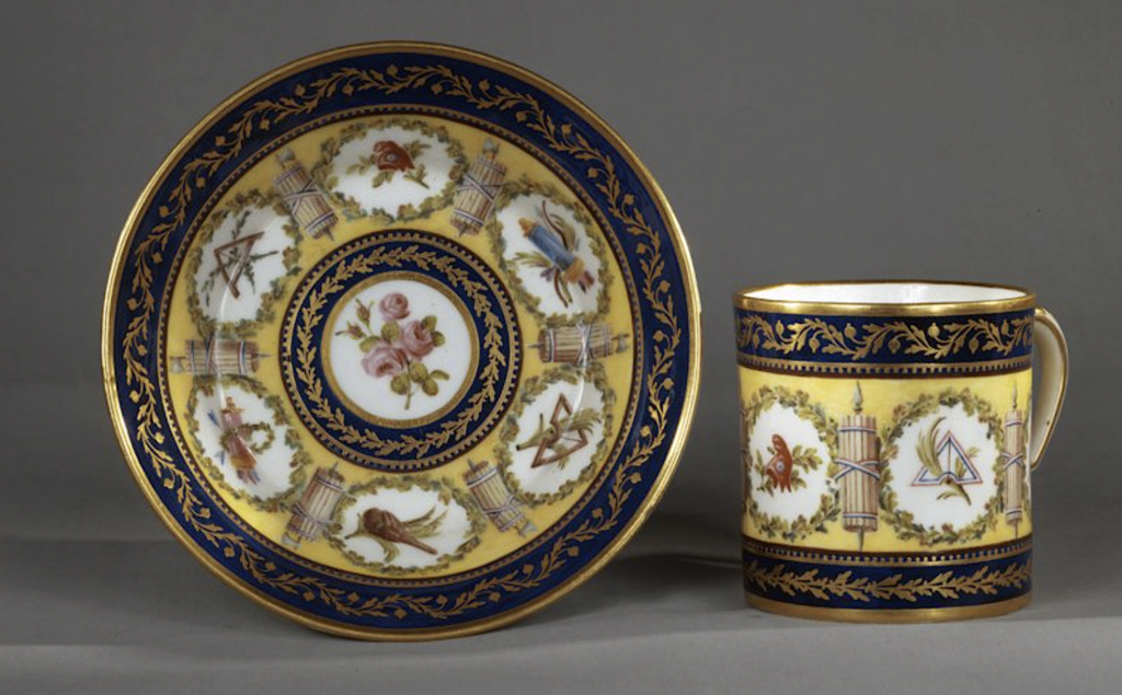 Les services en porcelaine de Sèvres à décors "révolutionnaires" (durant la Révolution française) Capt2053