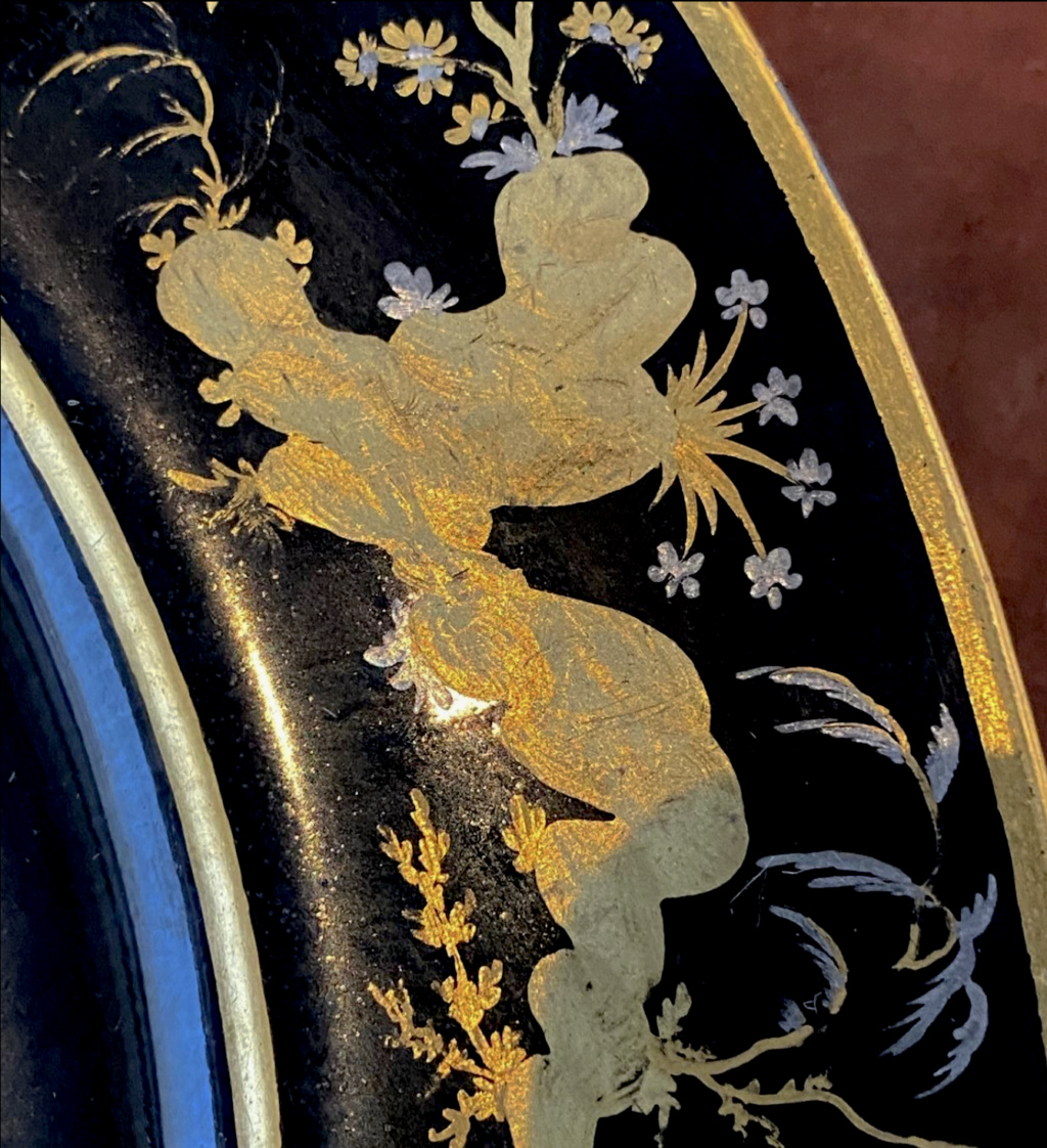 Porcelaine de Sèvres : chinoiseries à fond noir ou fond d'écaille à l'imitation du laque Capt2373
