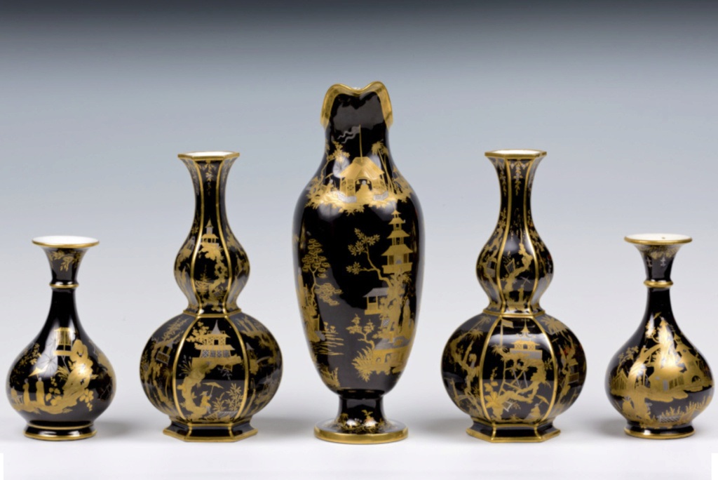 Porcelaine de Sèvres : chinoiseries à fond noir ou fond d'écaille à l'imitation du laque Capt2375