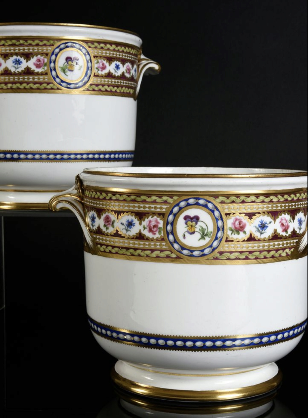 riche - Service en porcelaine de Sèvres "à décor riche en couleurs et riche en or" de Marie-Antoinette Capt2625