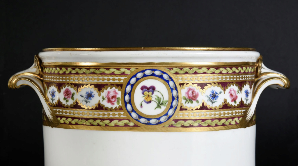 riche - Service en porcelaine de Sèvres "à décor riche en couleurs et riche en or" de Marie-Antoinette Capt2626
