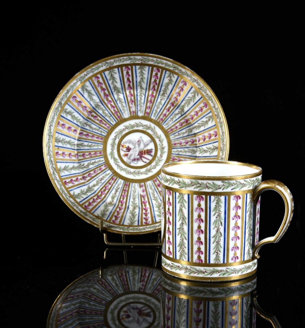 Les services en porcelaine de Sèvres à décors "révolutionnaires" (durant la Révolution française) Capt3095