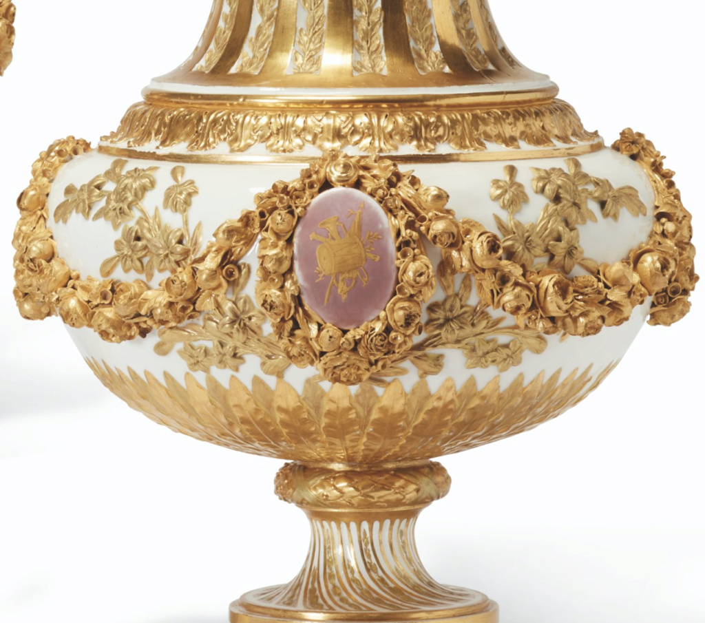 Le modèle " Vase du roi " ou " Vase du Roi guirlande ", Manufacture de Sèvres (18e siècle) Capt3208