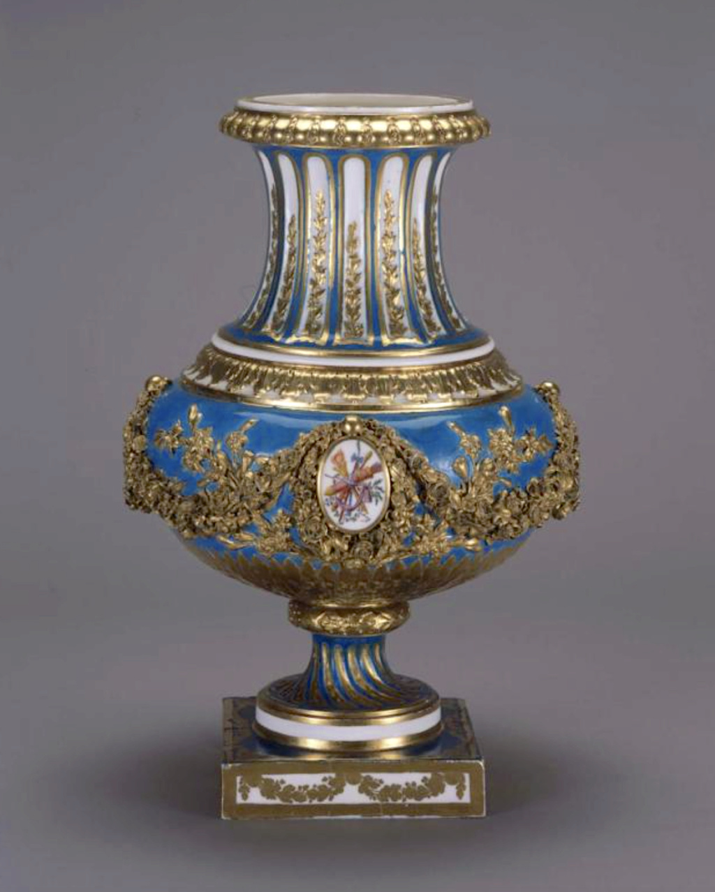 Le modèle " Vase du roi " ou " Vase du Roi guirlande ", Manufacture de Sèvres (18e siècle) Capt3210