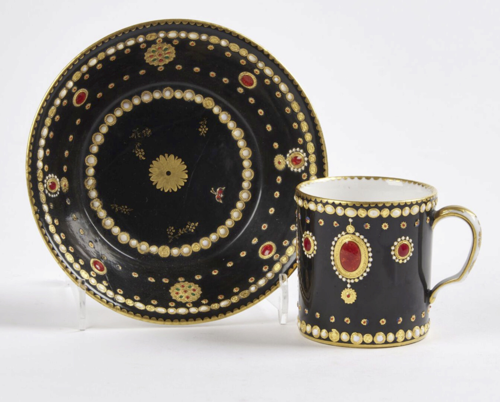 Le goût de Marie-Antoinette pour la porcelaine de Sèvres, décors à effets de perles et pierres précieuses Capt3213