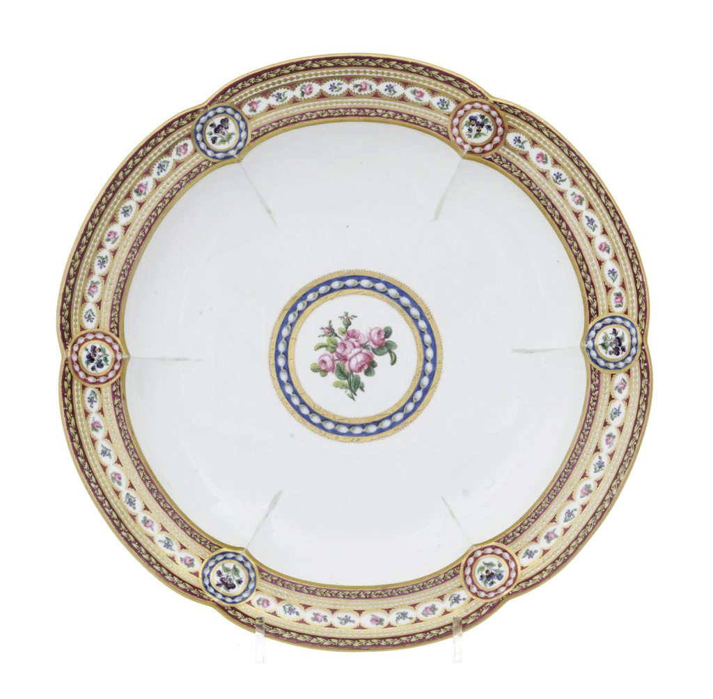 riche - Service en porcelaine de Sèvres "à décor riche en couleurs et riche en or" de Marie-Antoinette Capt3645