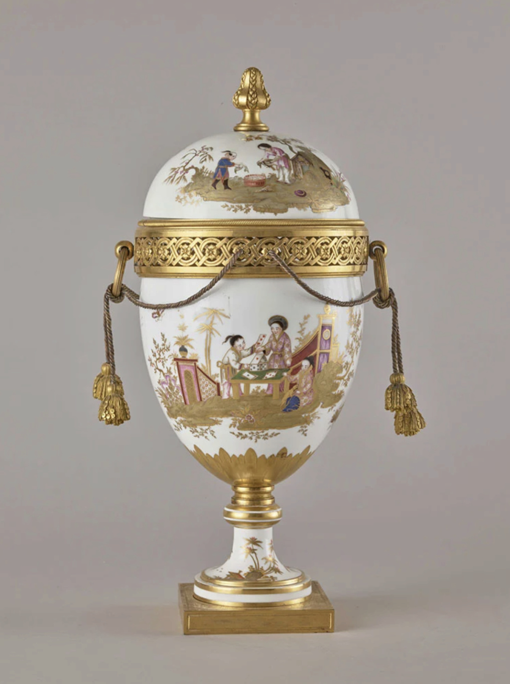 Les vases "oeuf" en porcelaine de Sèvres du XVIIIe siècle Capt4724