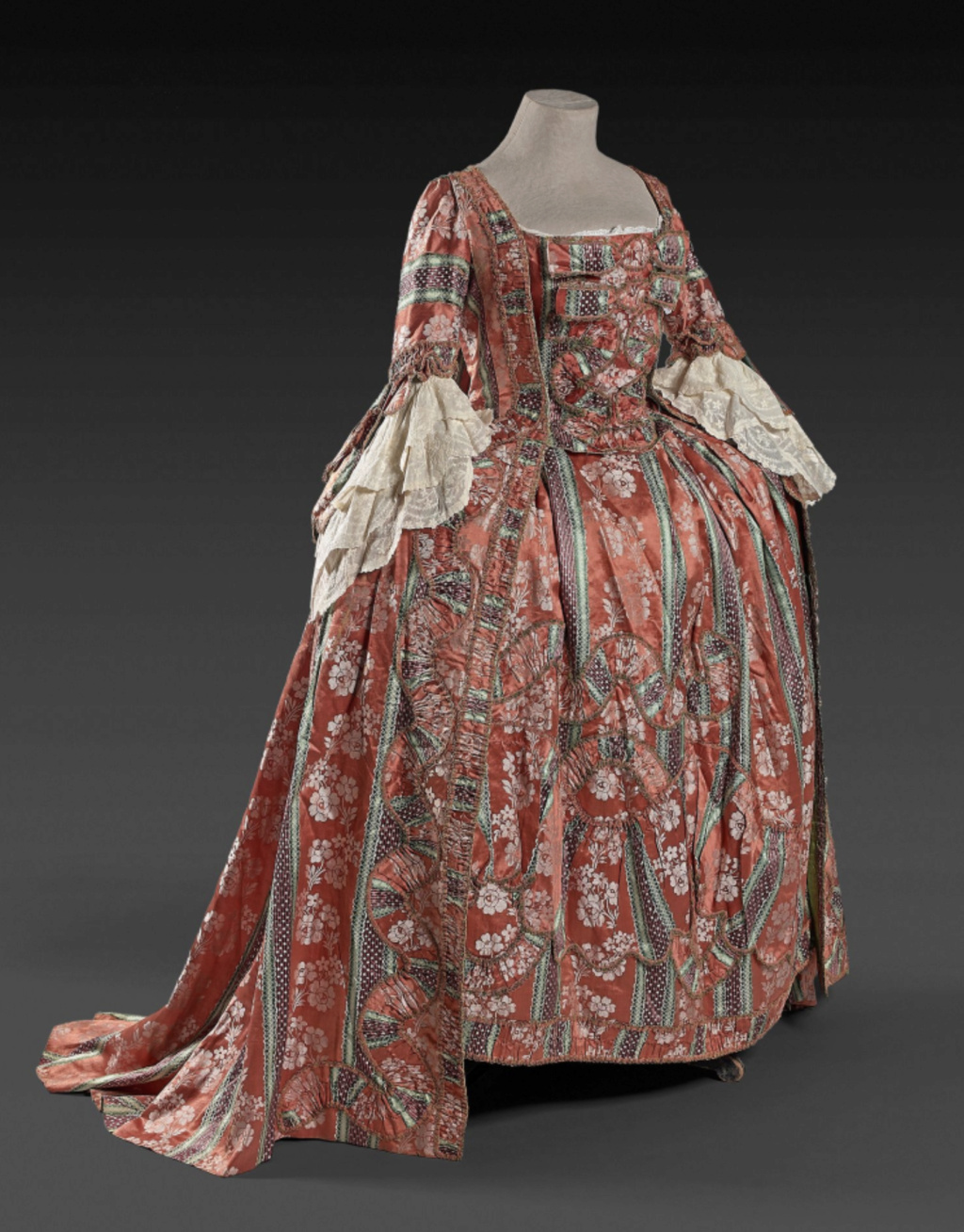 Robes du XVIIIe siècle - Page 3 Capt4833