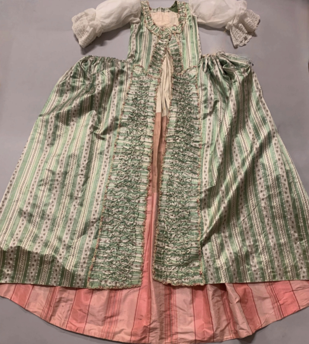 Robes du XVIIIe siècle - Page 3 Capt4849