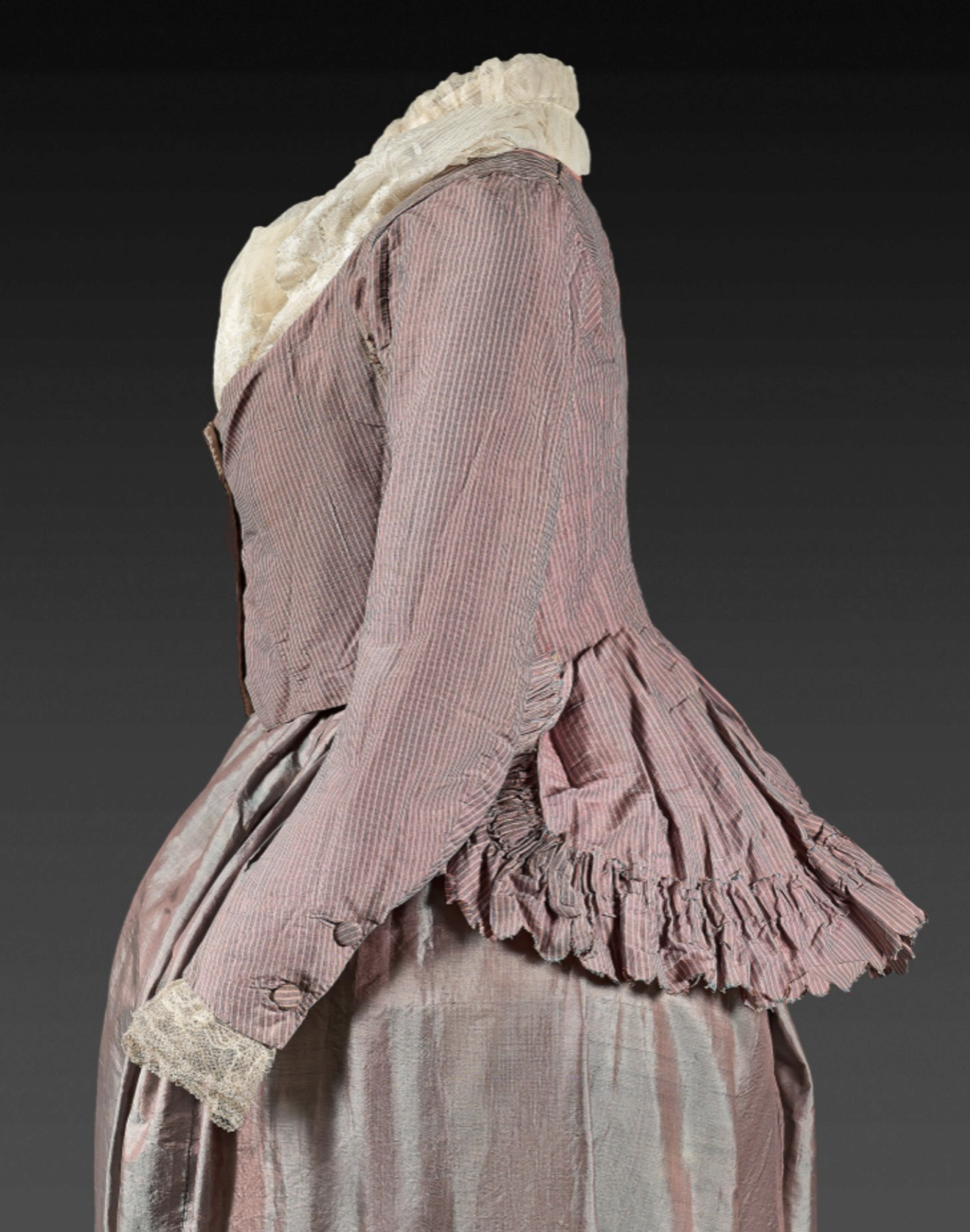 Robes du XVIIIe siècle - Page 3 Capt4857