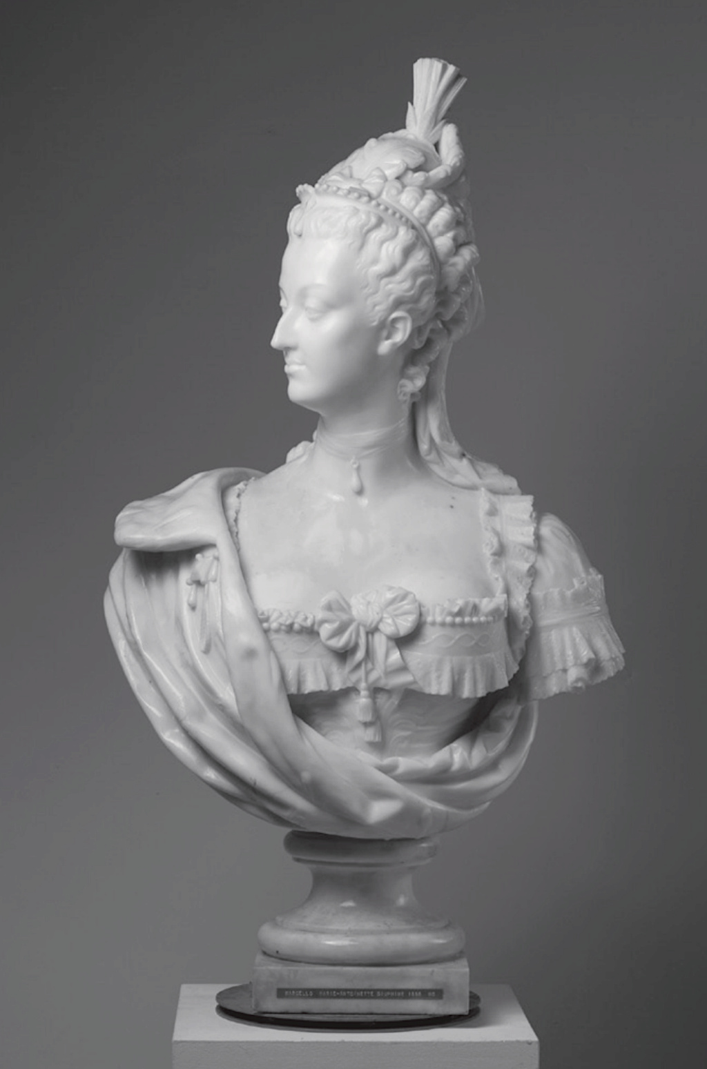 Bustes de Marie-Antoinette par la duchesse Castiglione-Colonna, Adèle d’Affry, dite Marcello Capt4970