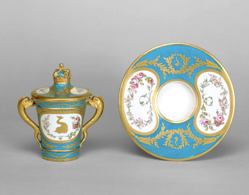 Services en porcelaine de Sèvres "au dauphin", pour célébrer la naissance du Dauphin, en 1781. Capt5131