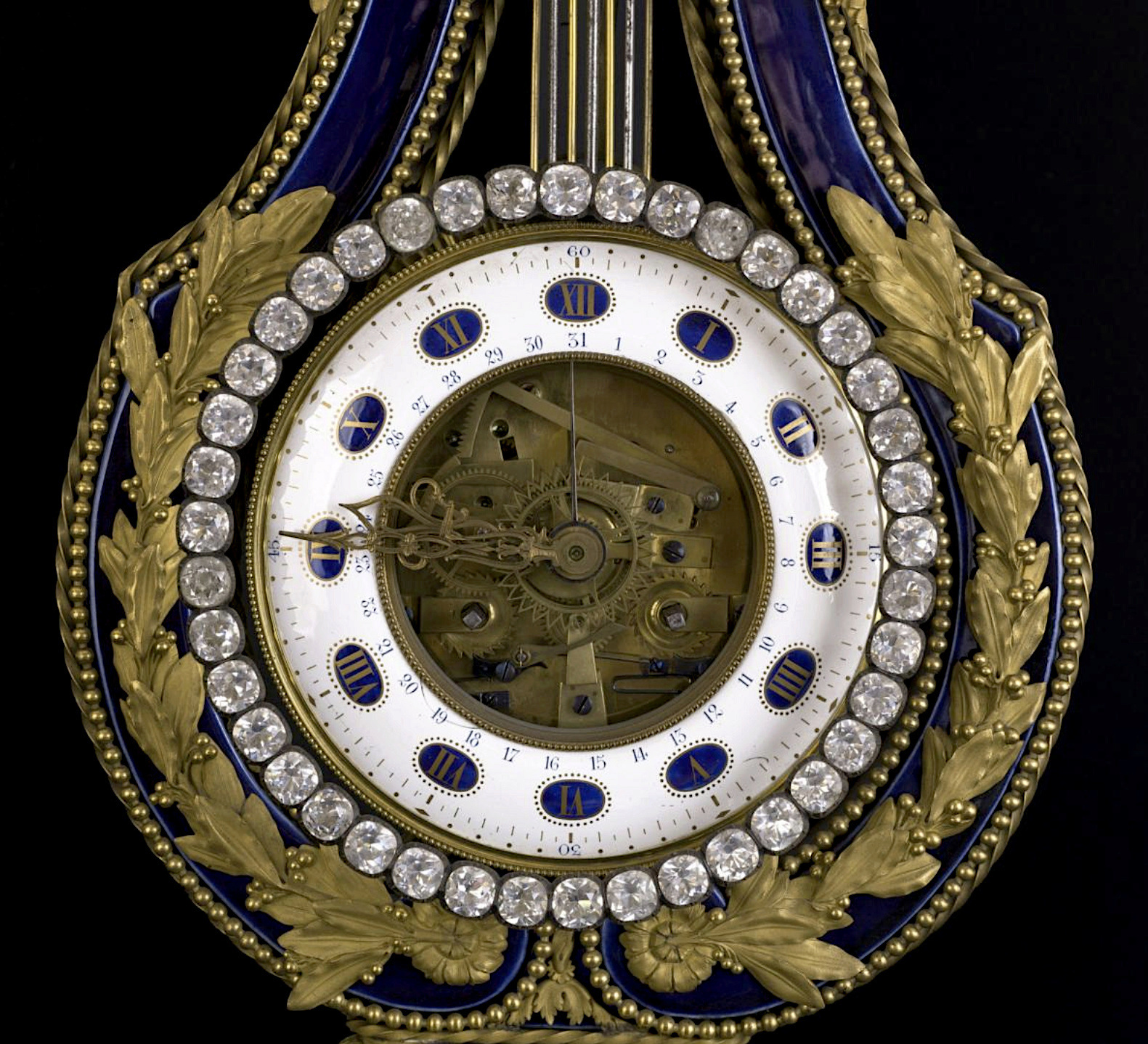 La pendule lyre : une pendule de Marie-Antoinette ? Captu600