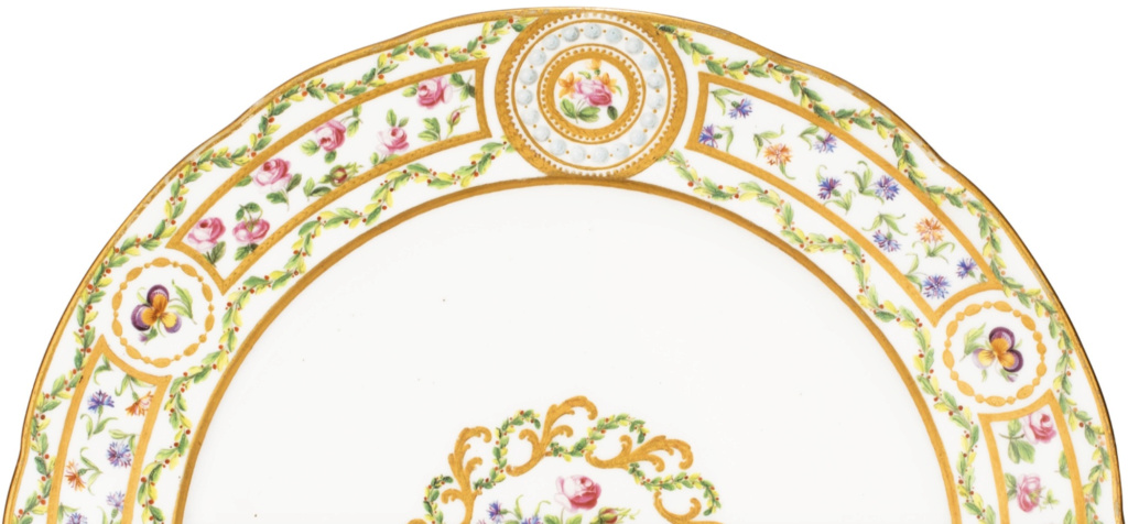 Le service "cartels en perles, panneaux en roses et barbeaux'" de Marie-Antoinette Captu779