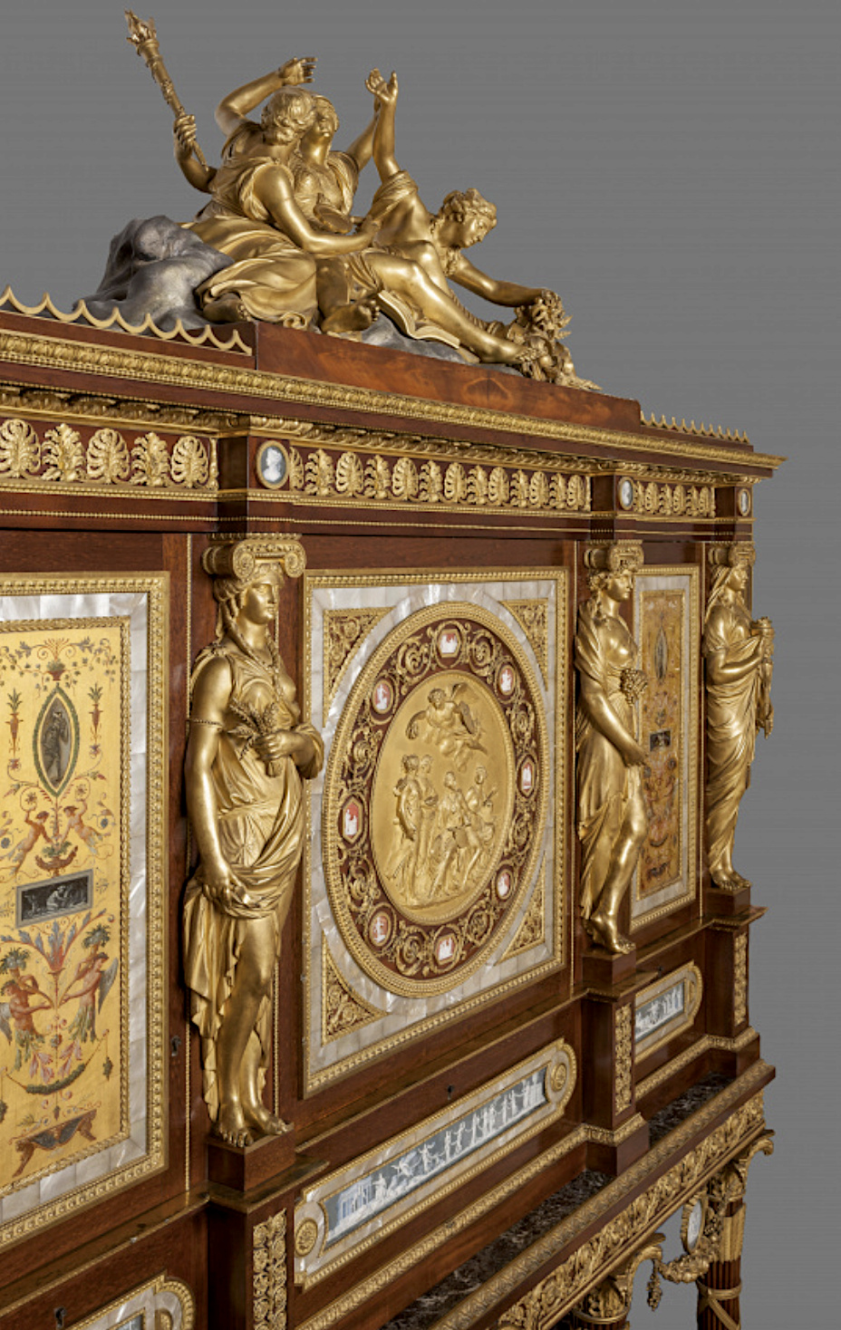Le serre-bijoux de la chambre de la reine, à Versailles Captu846