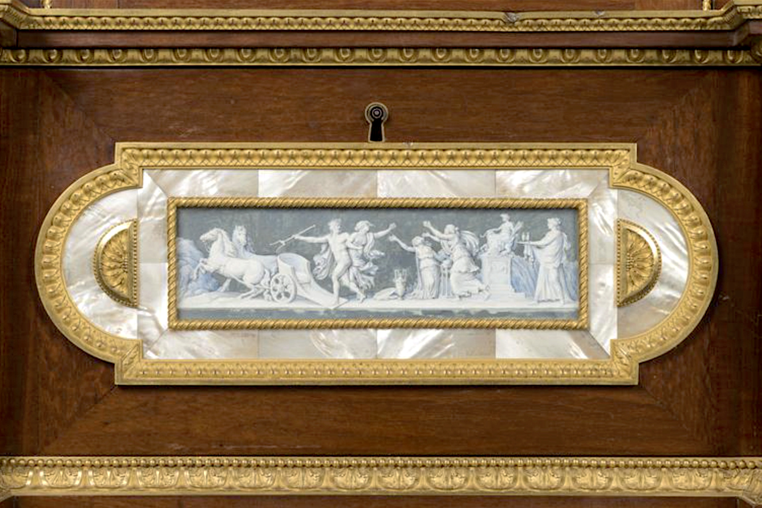 Le serre-bijoux de la chambre de la reine, à Versailles Captu859