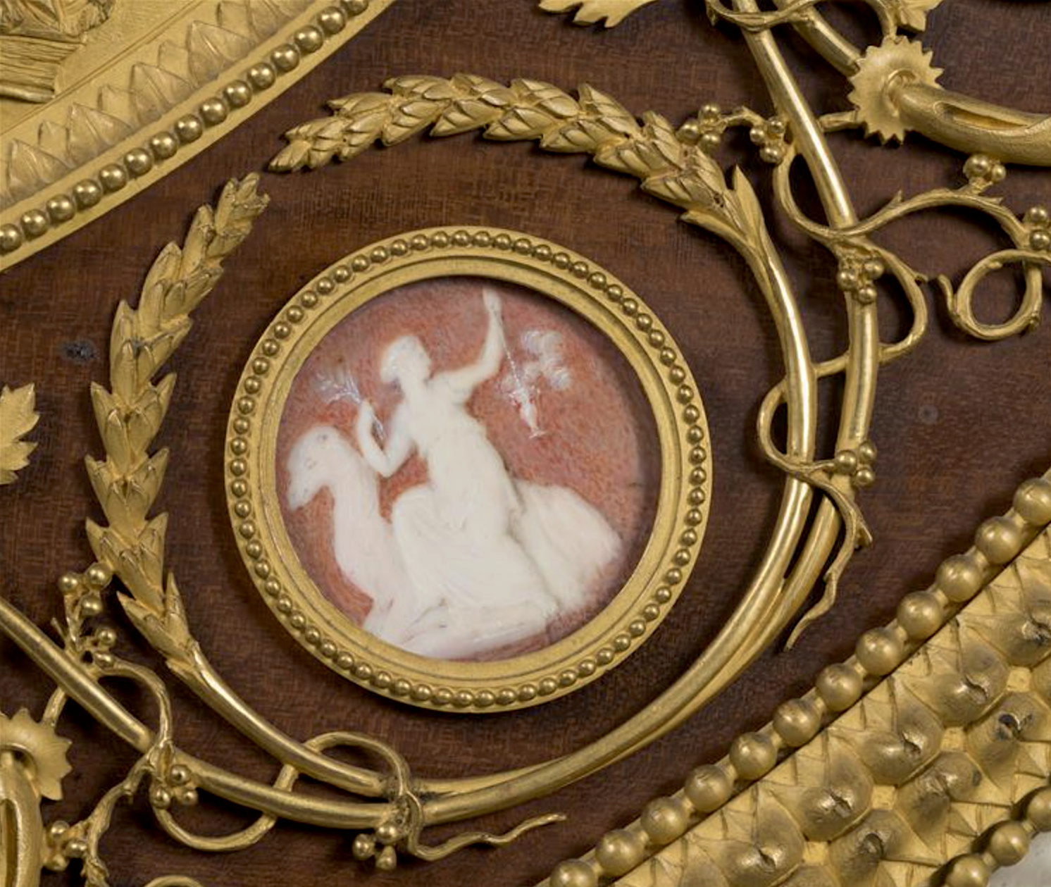 Le serre-bijoux de la chambre de la reine, à Versailles Captu860