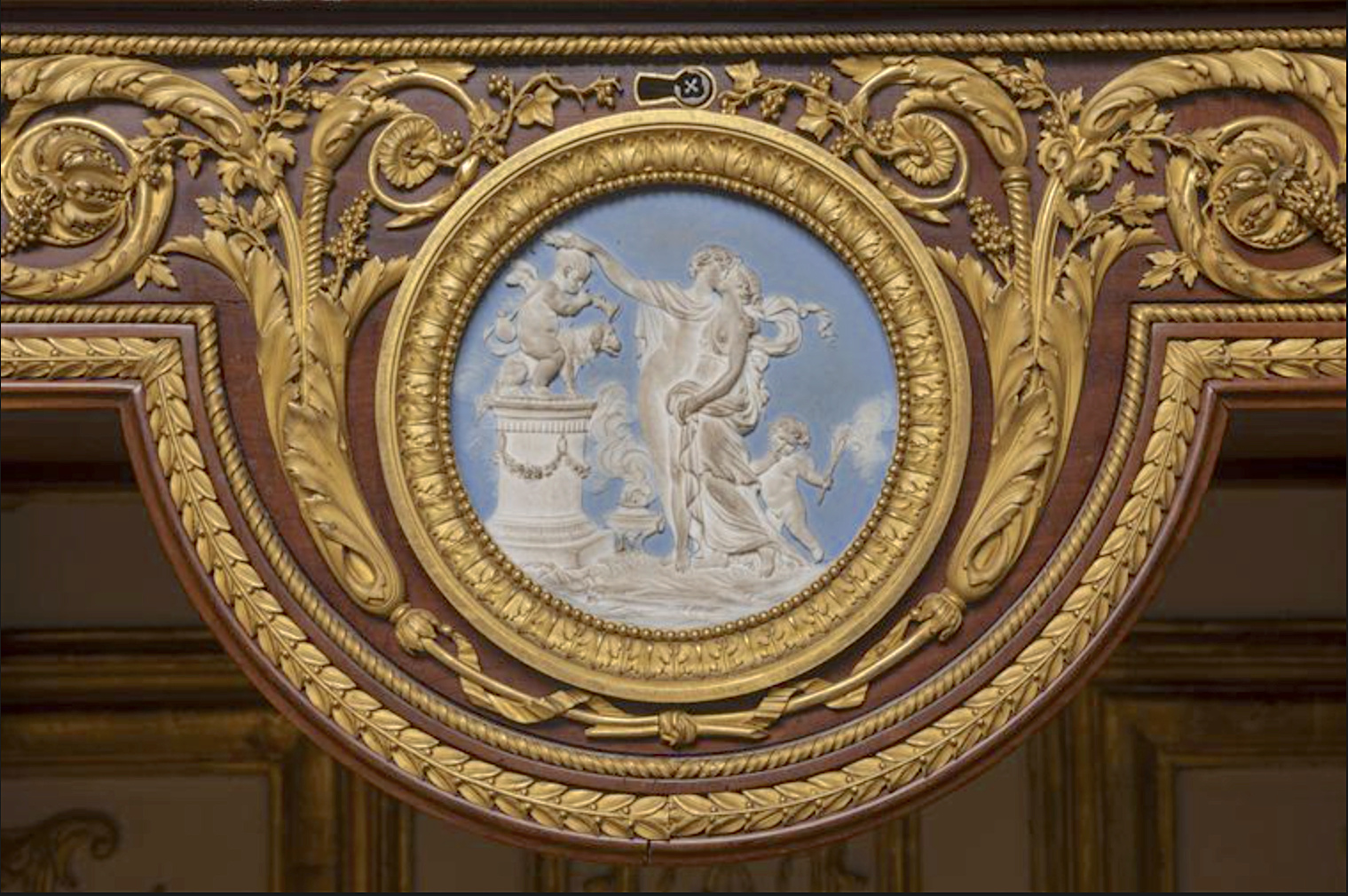 Le serre-bijoux de la chambre de la reine, à Versailles Captu862