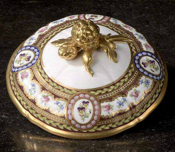 Service en porcelaine de Sèvres "à décor riche en couleurs et riche en or" de Marie-Antoinette Captur74
