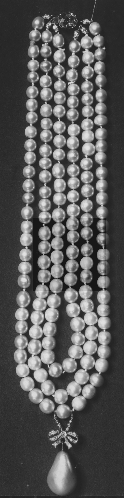Quatre perles parmi les plus célèbres au monde : La Régente (Perle Napoléon), La Pélégrina, La Pérégrina, La perle de Marie-Antoinette - Page 2 Collie13