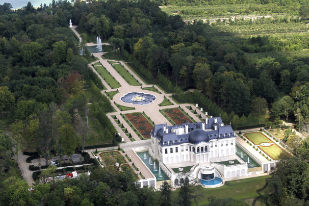 Le domaine de Mme du Barry à Louveciennes : château, pavillon de musique et parc - Page 3 Dims10