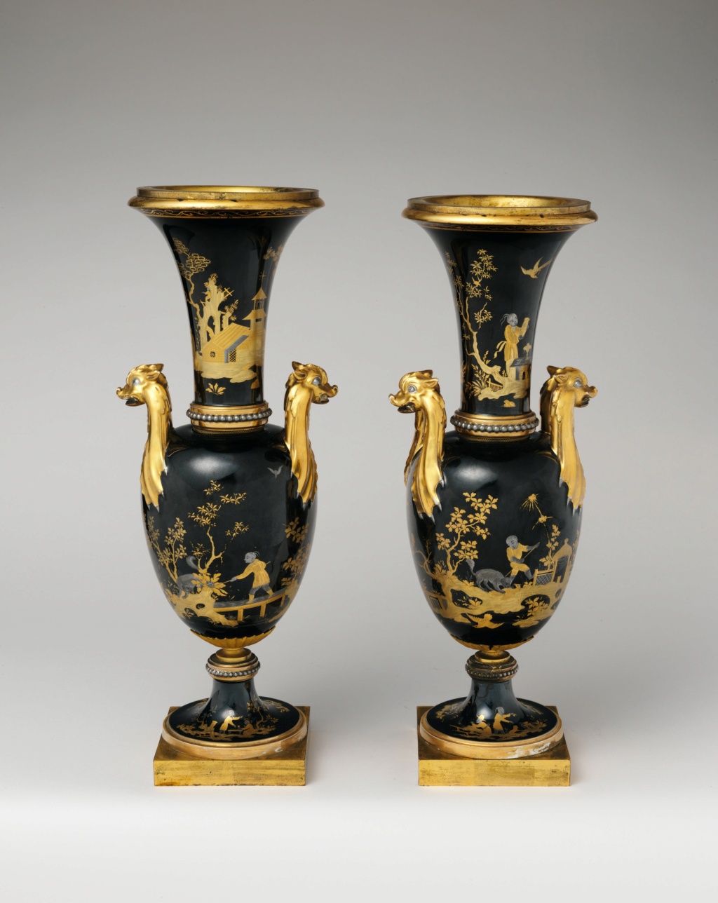 Porcelaine de Sèvres : chinoiseries à fond noir ou fond d'écaille à l'imitation du laque Dp156510